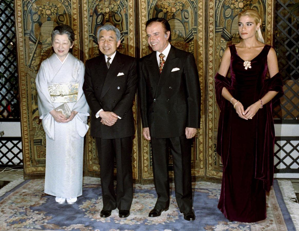 El expresidente argentino recibe al emperador Akihito y su esposa, la emperatriz Michiko de Japón, en Buenos Aires. 