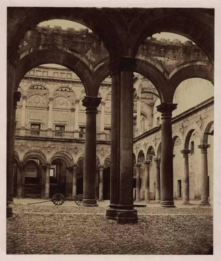 El empedrado era un recurso en las calles, los portales y zaguanes de casonas y palacios como se puede percibir en la entrada al patio del Alcázar. Fotografía de Charles Clifford, hacia 1858. Las obras de reedificación se iniciaron en 1867. 