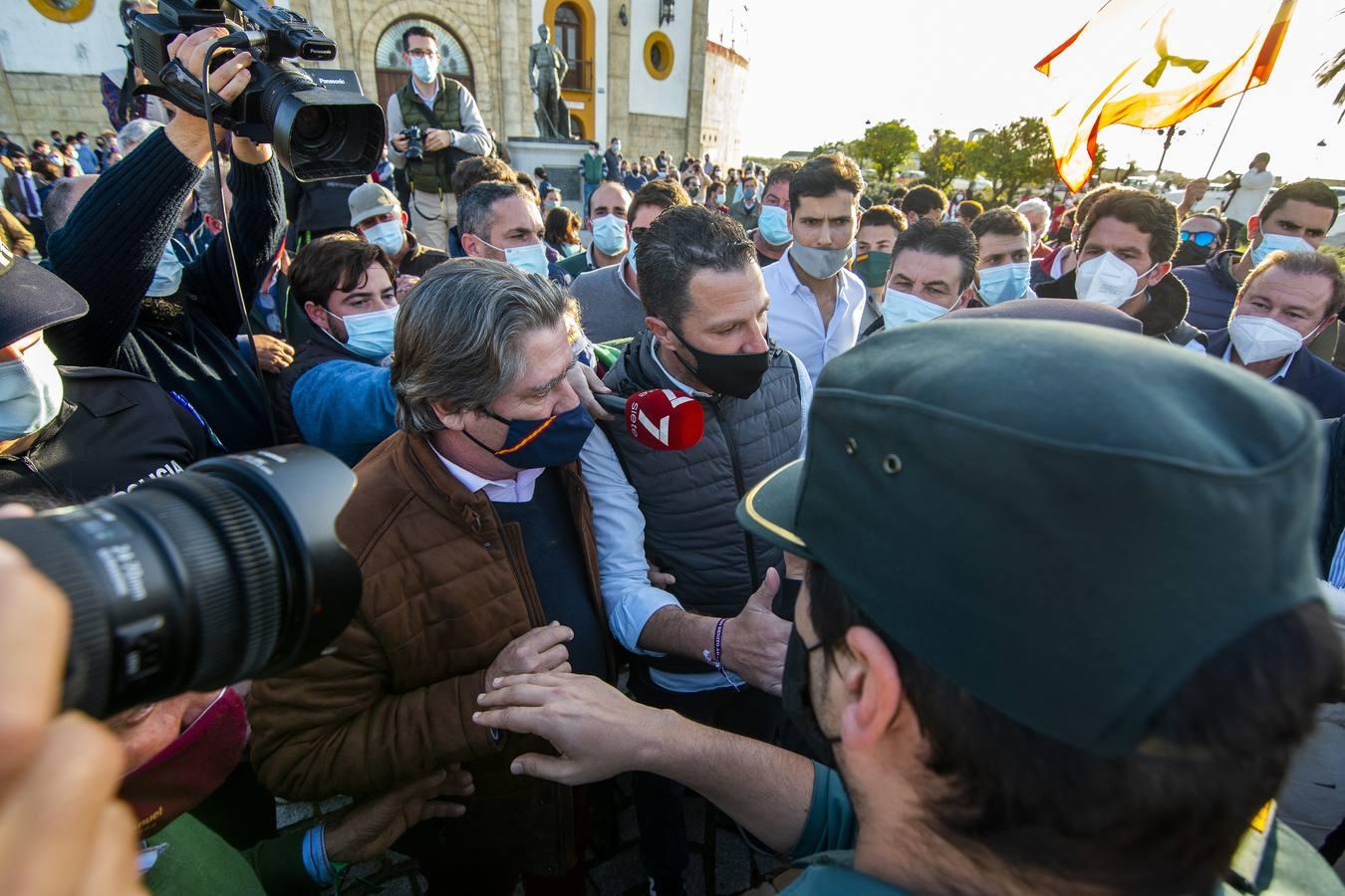 Protesta en Espartinas en defensa de la tauromaquia, en imágenes