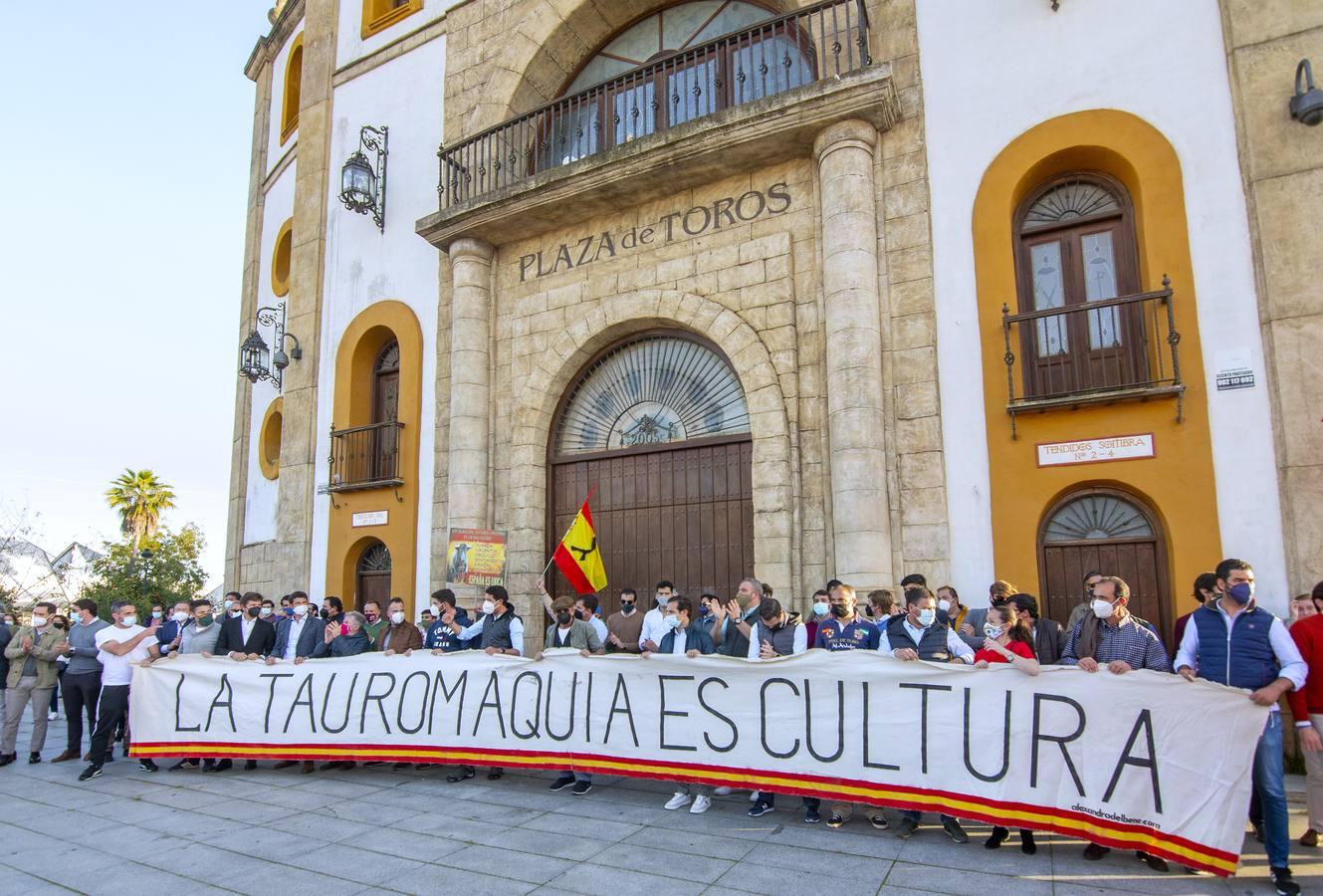 Protesta en Espartinas en defensa de la tauromaquia, en imágenes