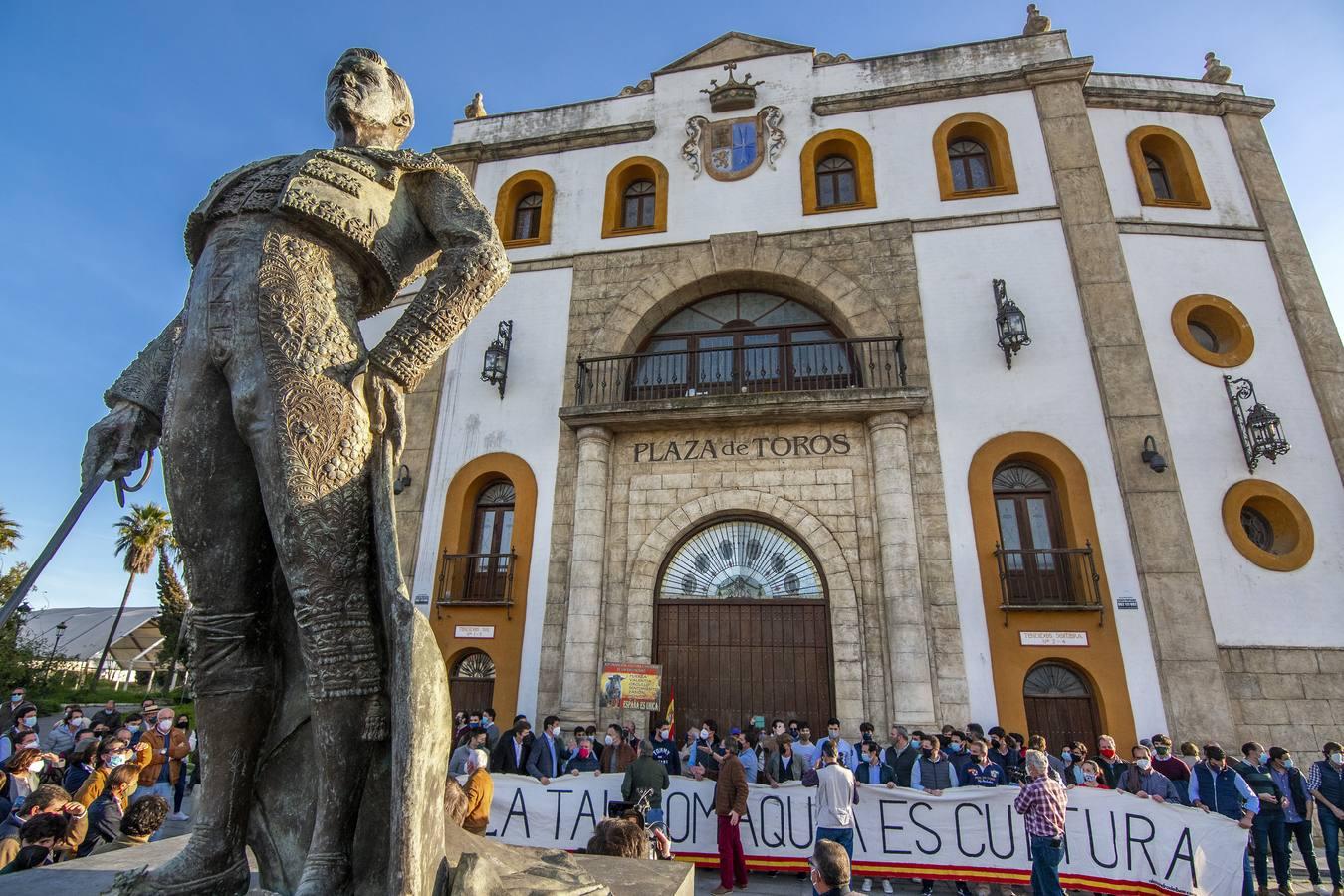 Protesta en Espartinas en defensa de la tauromaquia, en imágenes