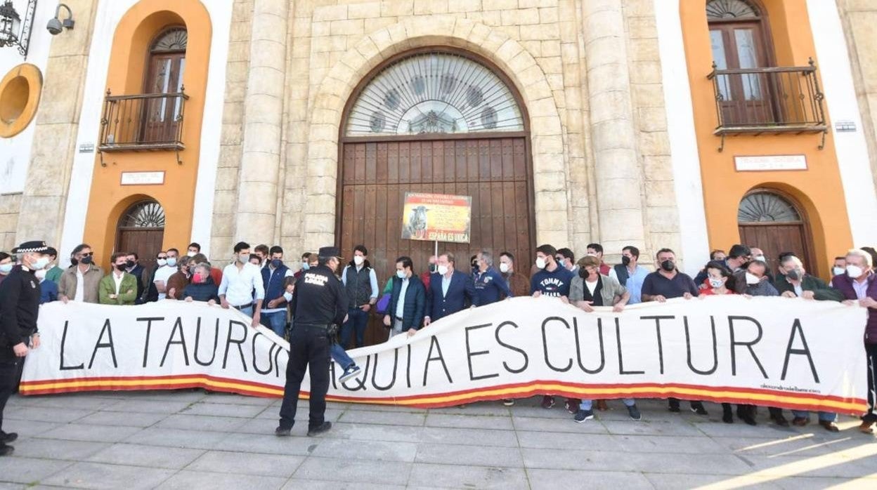 Protesta en Espartinas en defensa de la tauromaquia, en imágenes