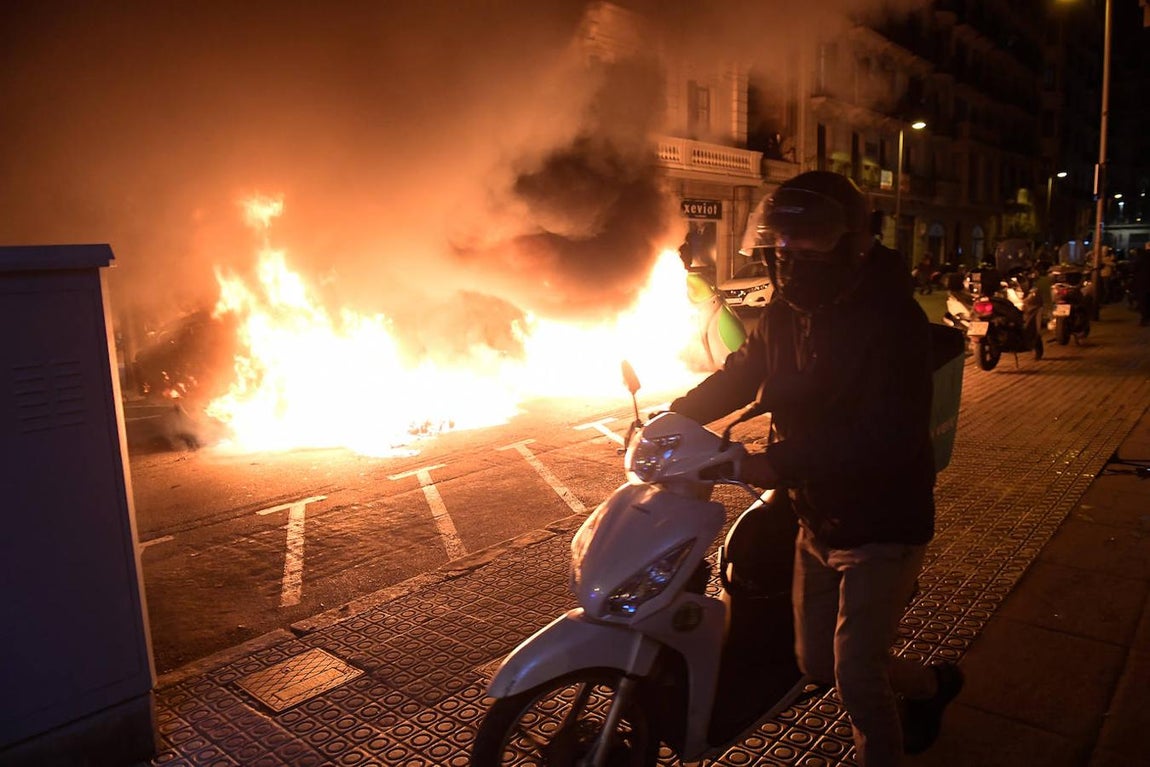 En imágenes: violencia y disturbios en Barcelona en una manifestación en contra de la entrada en prisión de Pablo Hasel