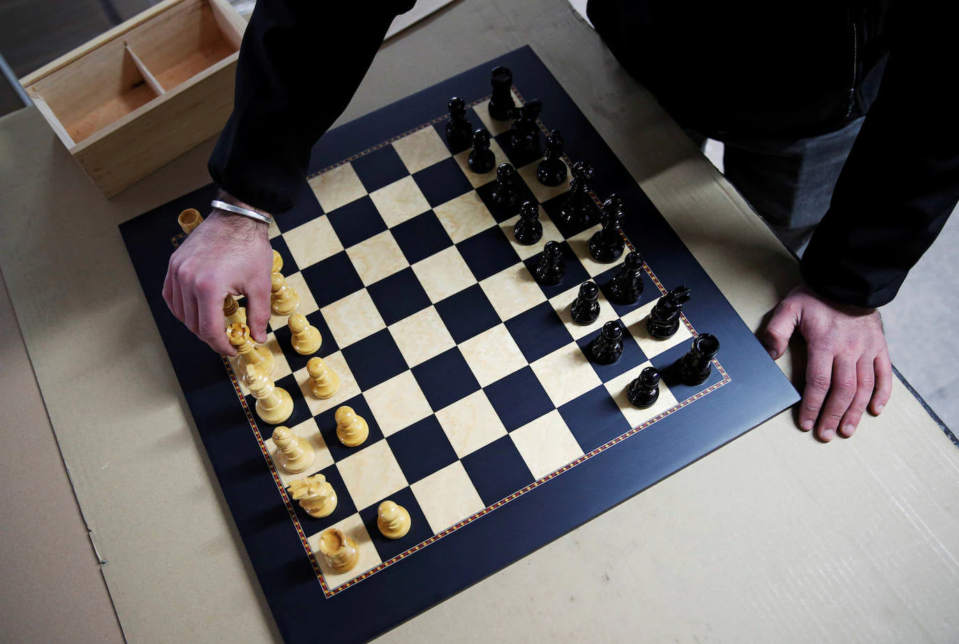 'Gambito de dama': viaje al taller de La Garriga que fabrica los tableros de ajedrez de la serie