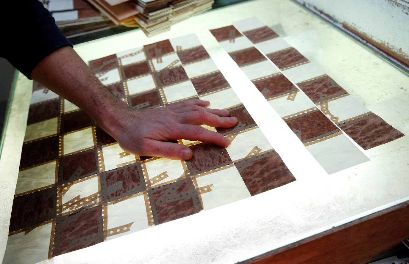 &#039;Gambito de dama&#039;: viaje al taller de La Garriga que fabrica los tableros de ajedrez de la serie