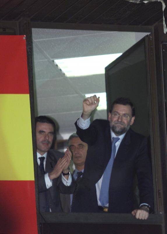 Mariano Rajoy, en 2004. Rajoy saluda a los simpatizantes concentrados alrededor de la sede tras su derrota electoral de 2004