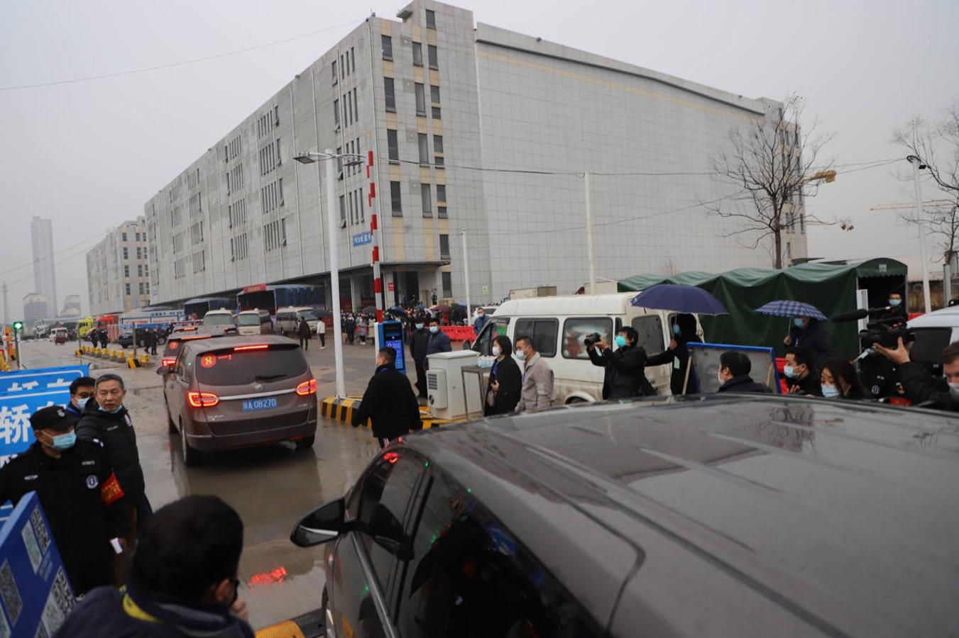 Junto a la cerrada lonja de Huanan, el equipo de la OMS inspeccionó el mercado de Baishazhou, el mayor de Wuhan. 