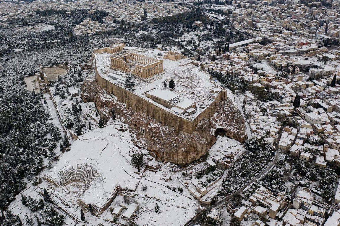 Vista aérea de Atenas tras el paso por el país del temporal de frío y nieve 'Medea'. 