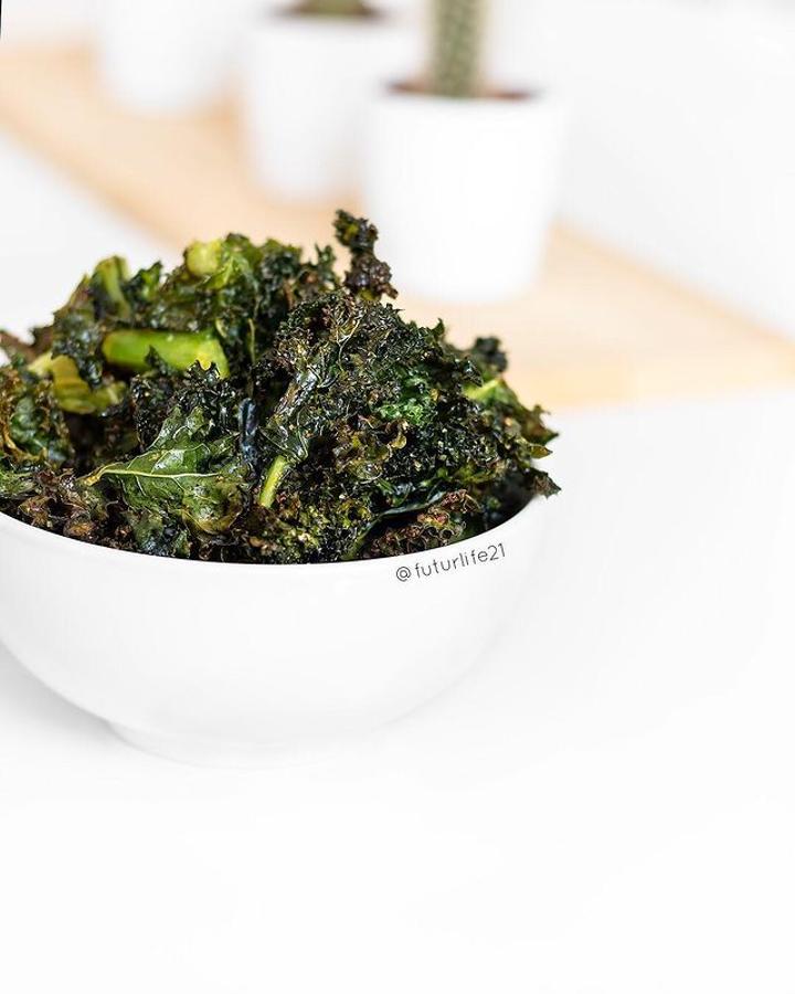 Chips de kale. Quita la parte “dura” del kale y añadir un chorrito de aceite pequeño que moje las hojas, mezcla con las manos hasta que queden un poco húmedas, añadir pimienta, sal y curry al gusto y mezclar de nuevo. Extiende sobre papel de horno sin que queden pegadas unas hojas con otras, y mete al horno precalentado a 180 durante unos 10 minutos hasta que queden crujientes.