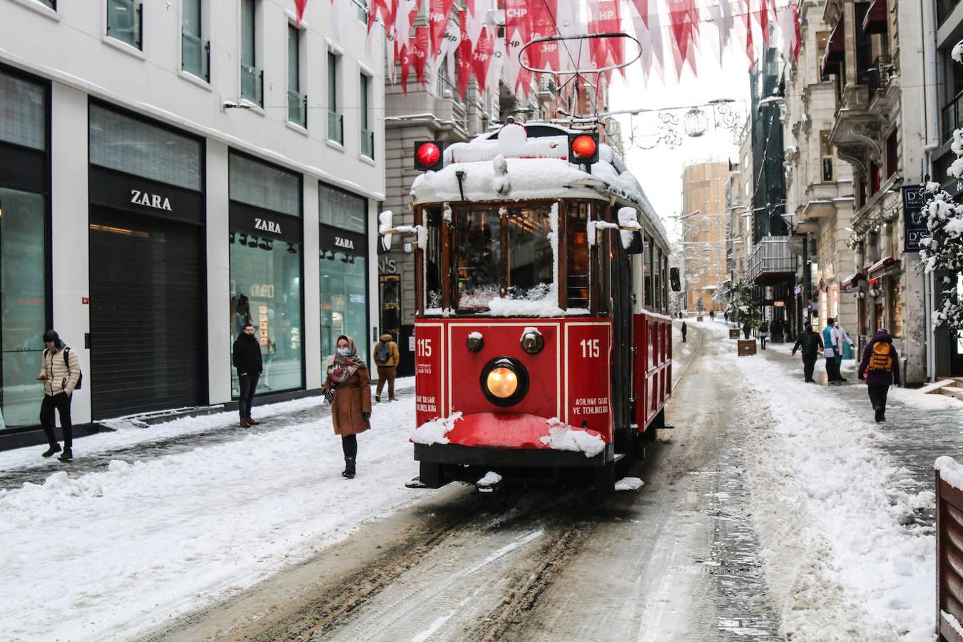 Una ola de aire frío procedente de Siberia provoca nevadas en Turquía. En Estambul, el espesor de nieve en las zonas altas y rurales de la ciudad alcanzó hasta 30 cm. 