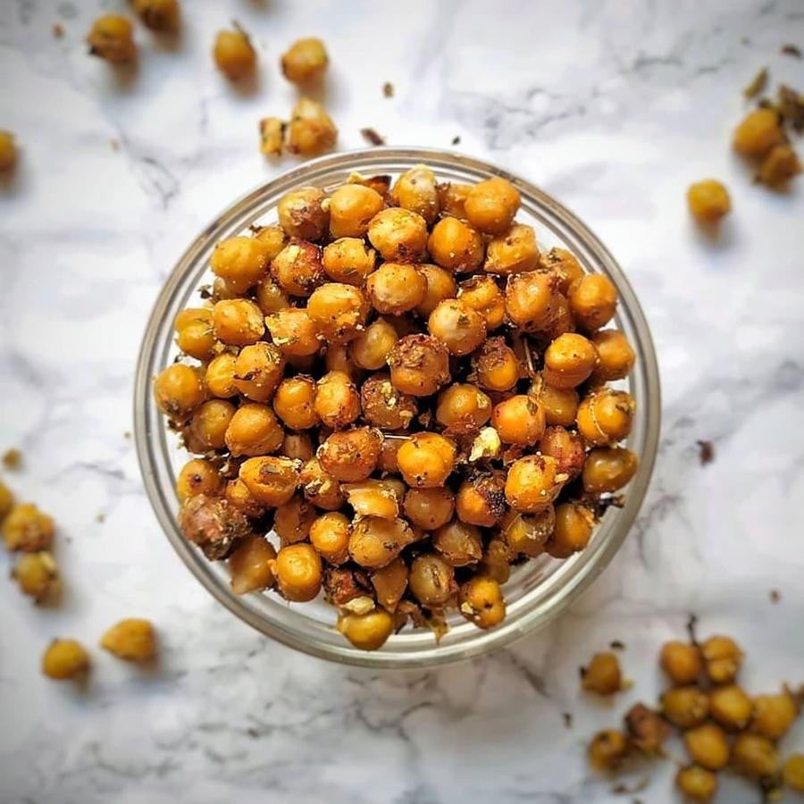 Garbanzos especiados. Los garbanzos especiados son el snack favorito de la realfooder @leckerandhealthy. Solo hay que escurrir los garbanzos (200 gramos previamente cocidos), añadir una cucharada de aove, pimentón dulce, cebolla en polvo, orégano, sal y pimienta negra, y hornearlos 35 minutos a 180º. Déjalos enfriar y ya están listos para consumir.