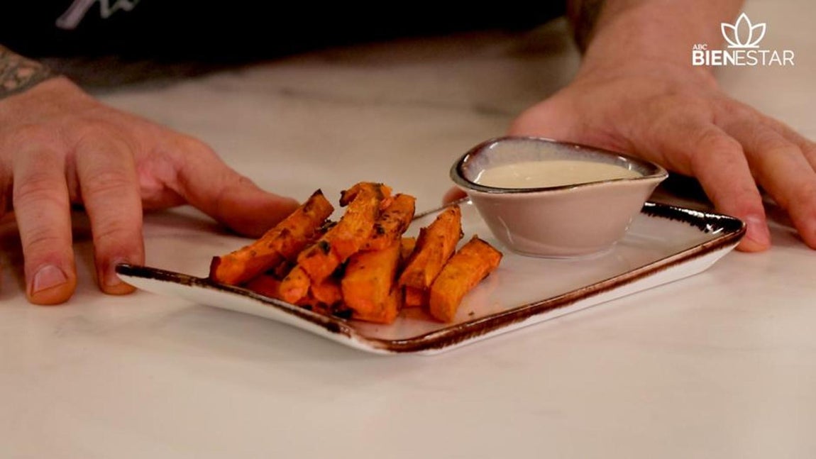 Palitos de zanahoria. La <a href="https://www.abc.es/bienestar/alimentacion/abci-zanahoria-201910091020_noticia.html" target="_blank">zanahoria </a>aporta vitaminas A (es rica en betacaroteno o provitamina A que en el organismo se transforma en retinol o vitamina A), B, C y E, minerales y compuestos antioxidantes y su aporte calórico es muy bajo (100 gramos equivalen a unas 34 kcal). Descubre como hacer este snack del Chef Bosquet <a href="https://www.abc.es/bienestar/alimentacion/recetas-saludables/abci-palitos-zanahoria-y-curcuma-horno-acompanamiento-perfecto-para-platos-saludables-202101150054_video.html" target="_blank">pinchando aquí</a>.