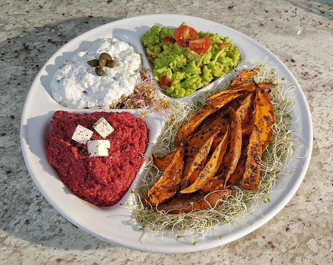 Picoteo sano. El boniato es una de las verduras con mayores beneficios, y para hacer este snack tienes que meter las rodajas con pimienta, orégano, albahaca, aove y comino durante 30 minutos al horno a 180°C. La salsa roja lleva remolacha, requesón, cáñamo, coco y piñones mientras que la salsa blanca tiene queso fresco batido, apio, germinados, lima, lino, chía y alcaparras. Si quieres hacer la salsa verde utiliza aguacate, cherry, guindilla, aceituna arbequina, mostaza, lima y ajo.