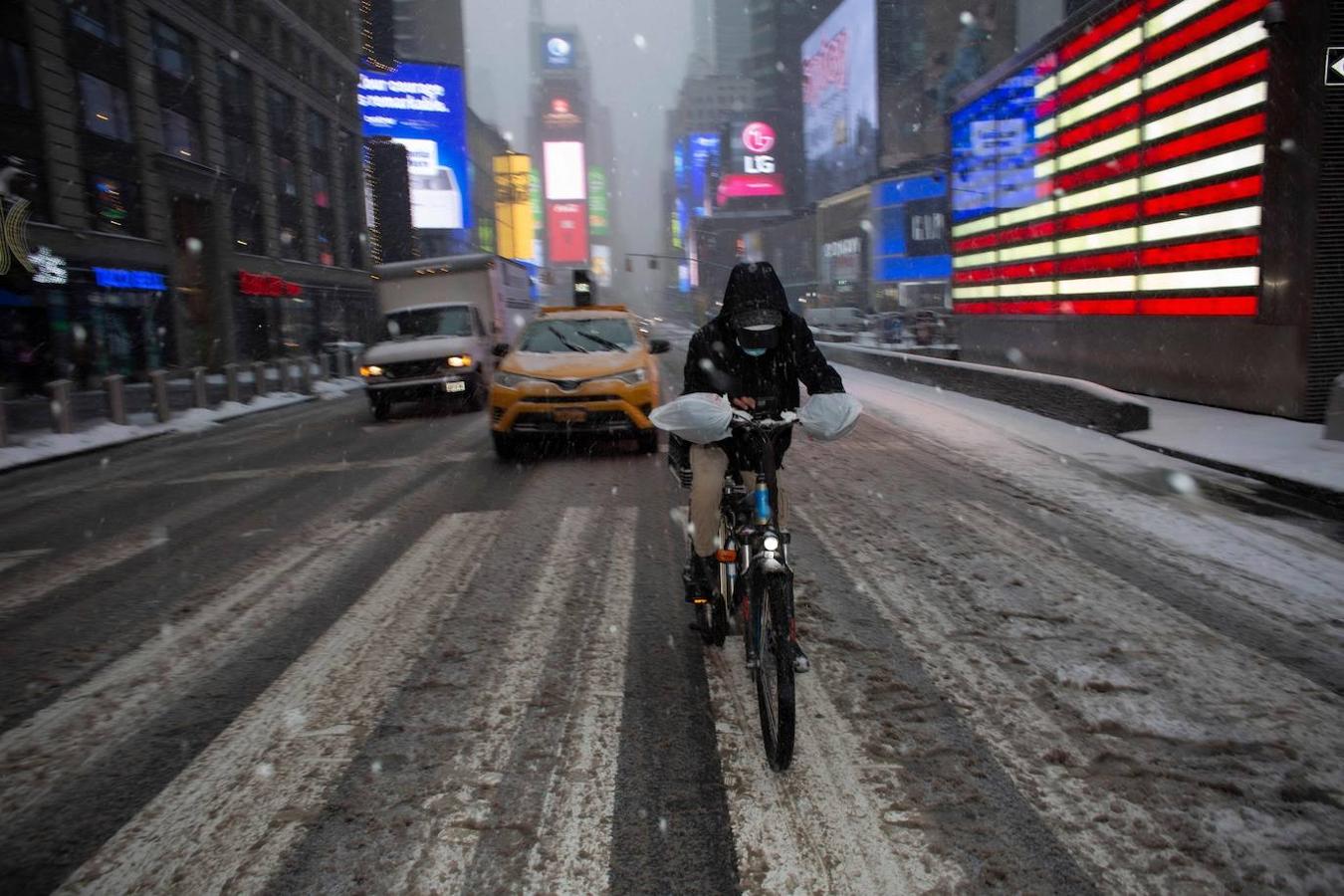 La nieve continúa en Central Park (Nueva York). Una histórica ola de frío sacude el país. 