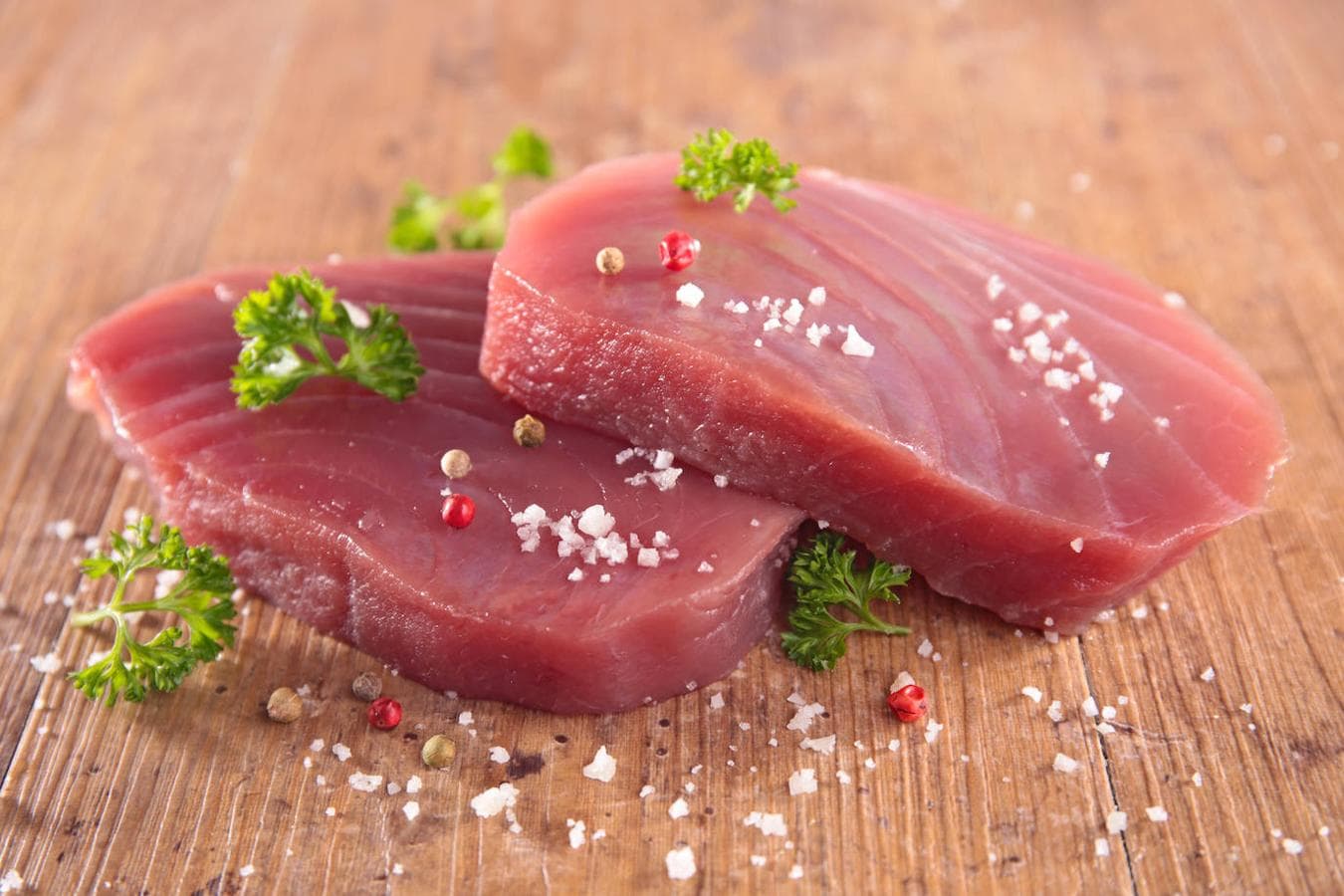 Atún. El <a href="https://www.abc.es/bienestar/alimentacion/abci-atun-202101211150_noticia.html">atún</a> es otro pescado excelente para aportar ácidos grasos omega 3 a nuestros menús. Además, este pescado tiene 22 gramos de proteína por cada 100 de producto, según datos de la Bedca. Al igual que el salmón es destacable su aporte de potasio: 400 microgramos por cada 100 gramos. Nos interesa, asimismo por el aporte de fósforo y calcio a la dieta, todos nutrientes muy importantes.
