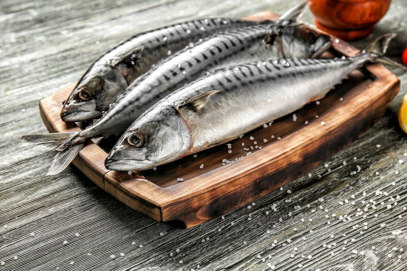 Caballa. Más allá de los "tradicionales" salmón y atún, hay otros pescados que pueden ser interesantes para obtener omega 3 de nuestras comidas. Uno de ellos es la <a href="https://www.abc.es/bienestar/alimentacion/abci-pescado-azul-202006231105_noticia.html">caballa</a>, que además, es rico en vitamina A y B12. Destaca por su contenido en proteína (18.68 gramos de cada 100, según datos de la Bedca), potasio (386 microgramos) y fósforo (244 microgramos)-