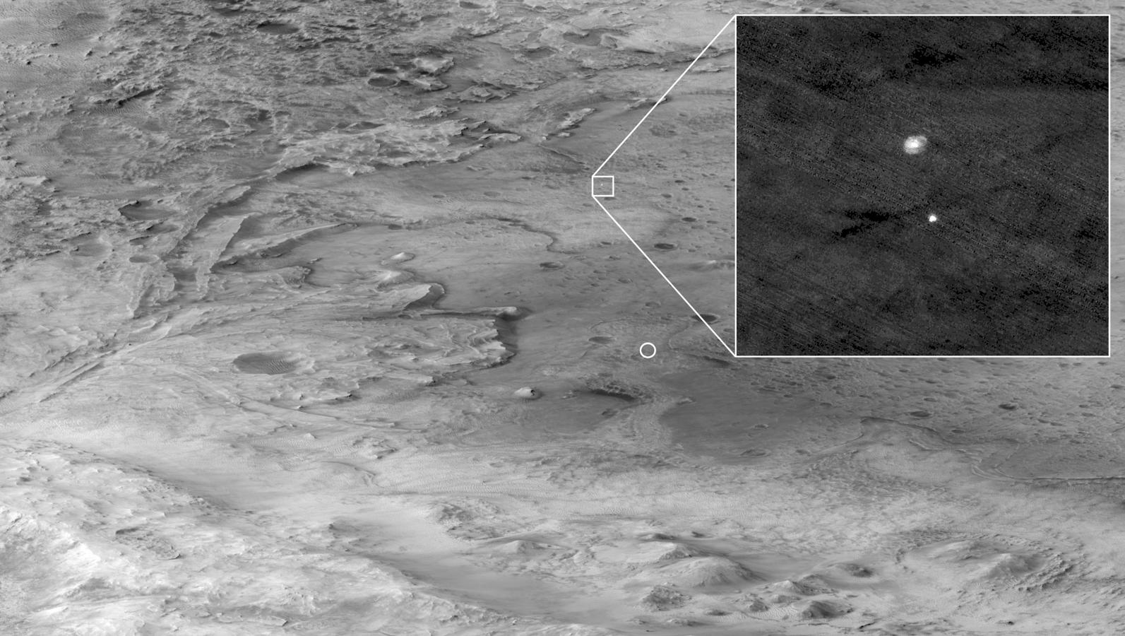 Llegada del rover a Marte vista desde un satélite, donde se observa el paracaídas supersónico desplegado. 