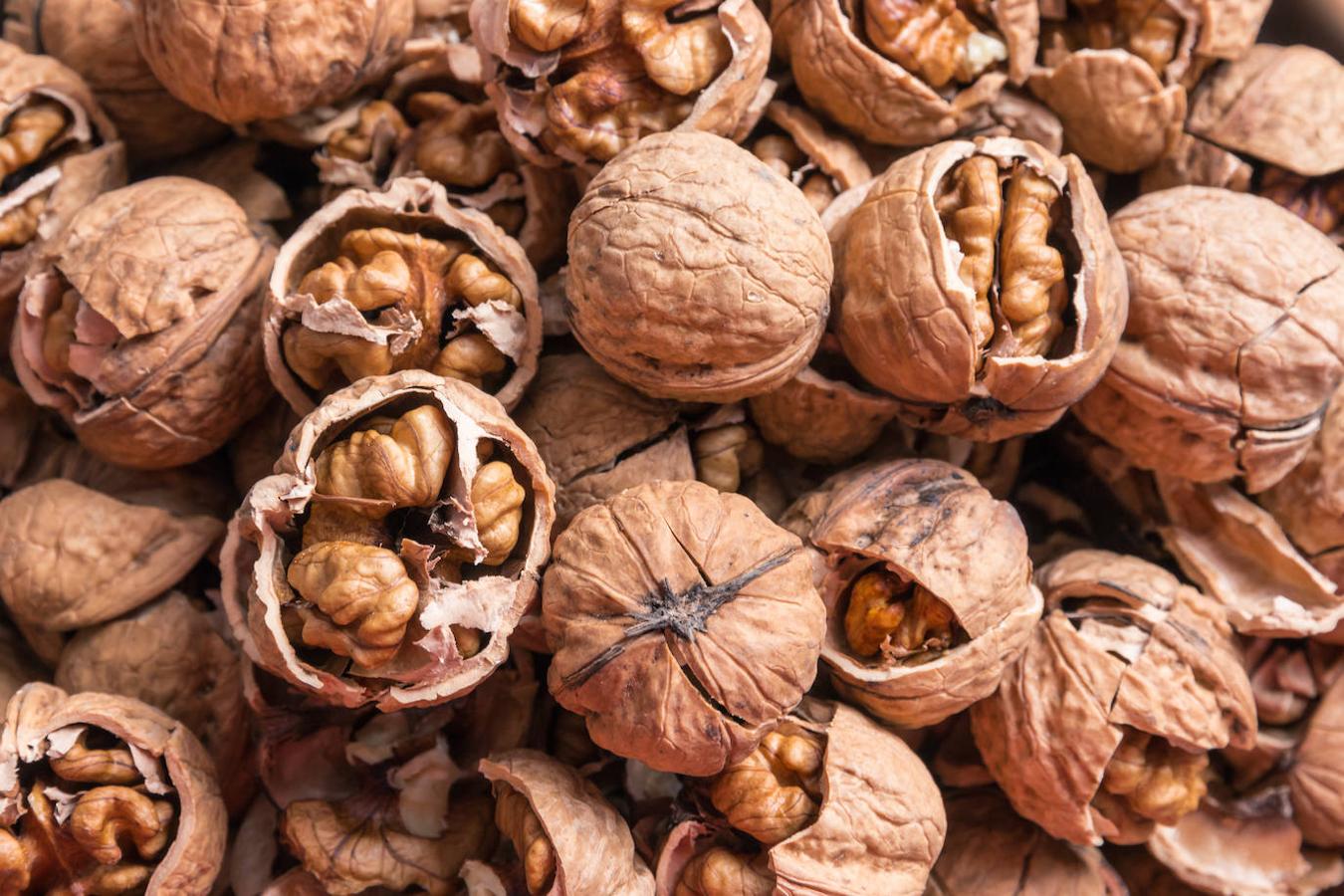 Nueces. No solo los pescados son fuente de ácidos grasos omega 3. También podemos encontrarlos en alimentos de origen vegetal. Uno de ellos son las <a href="https://www.abc.es/bienestar/alimentacion/abci-nuez-201910141844_noticia.html">nueces</a>, un fruto seco que además es rico en proteína (14 gramos por cada 100, según datos de la Bedca), fibra (5.2 gramos) y potasio (690 microgramos por cada 100 gramos).