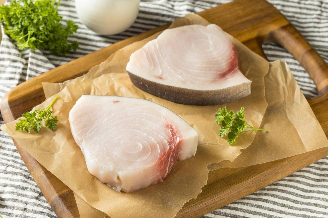 Pez Espada. Otro de los peces que aportan más ácidos omega 3 a nuestra dieta es el pez espada. Este también es rico en proteína (18 gramos por cada 100, según la Bedca), en vitamina A y potasio (346 microgramos por cada 100 gramos).