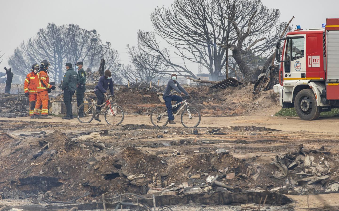 En imágenes, el estado del asentamiento chabolista que ha ardido en Palos de la Frontera