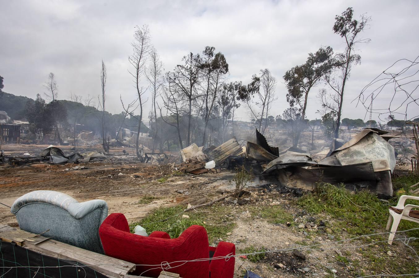 En imágenes, el estado del asentamiento chabolista que ha ardido en Palos de la Frontera