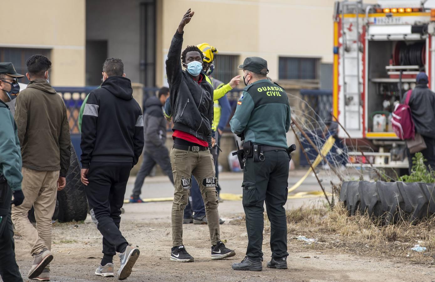 En imágenes, el estado del asentamiento chabolista que ha ardido en Palos de la Frontera