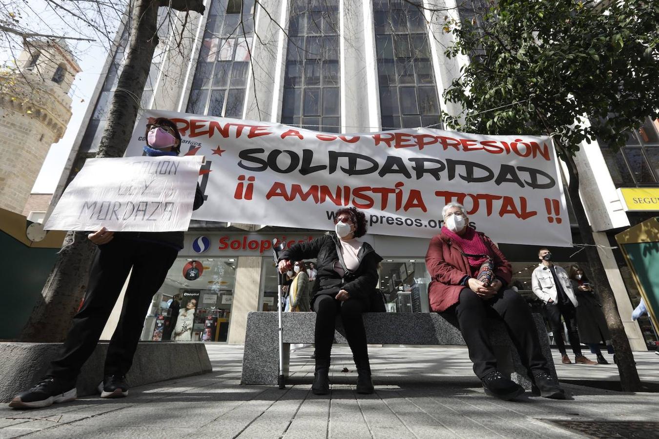 La concentración por la libertad del rapero Pablo Hasel en el Bulevar, en imágenes