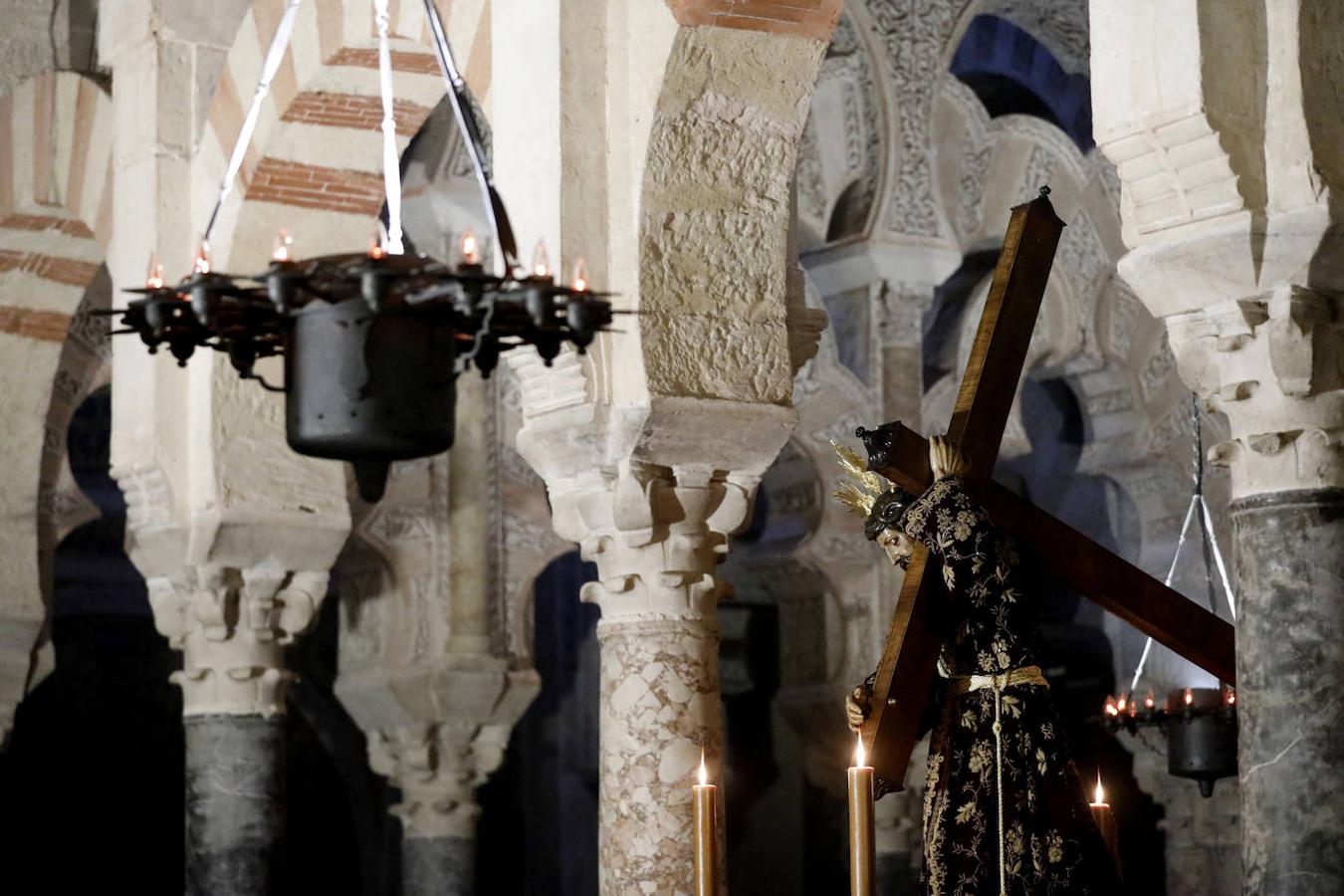 El Vía Crucis de las cofradías de Córdoba, en imágenes