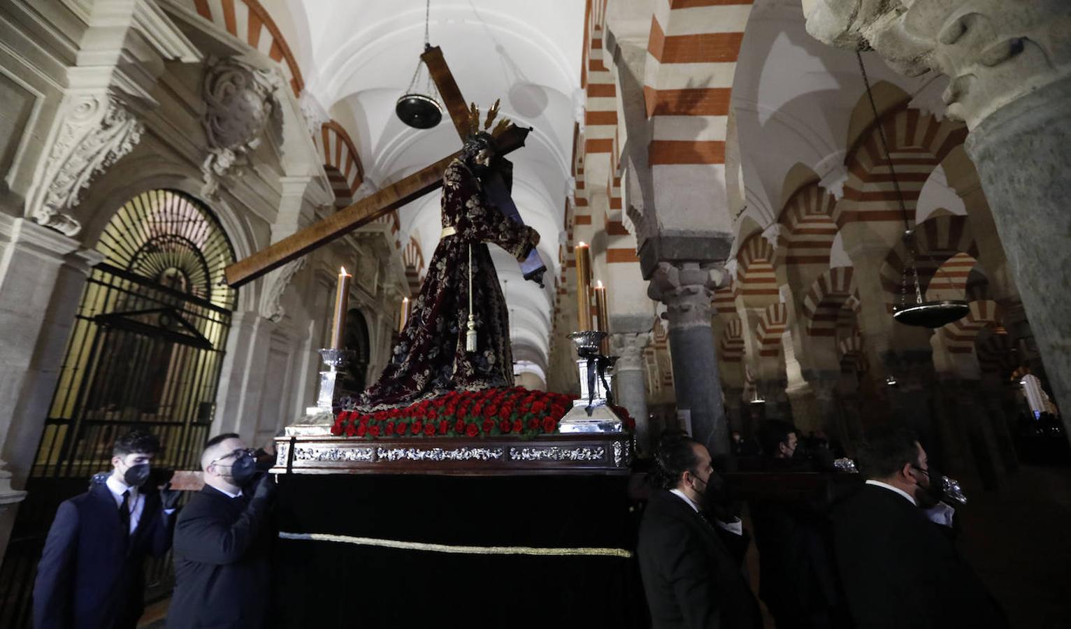 El Vía Crucis de las cofradías de Córdoba, en imágenes