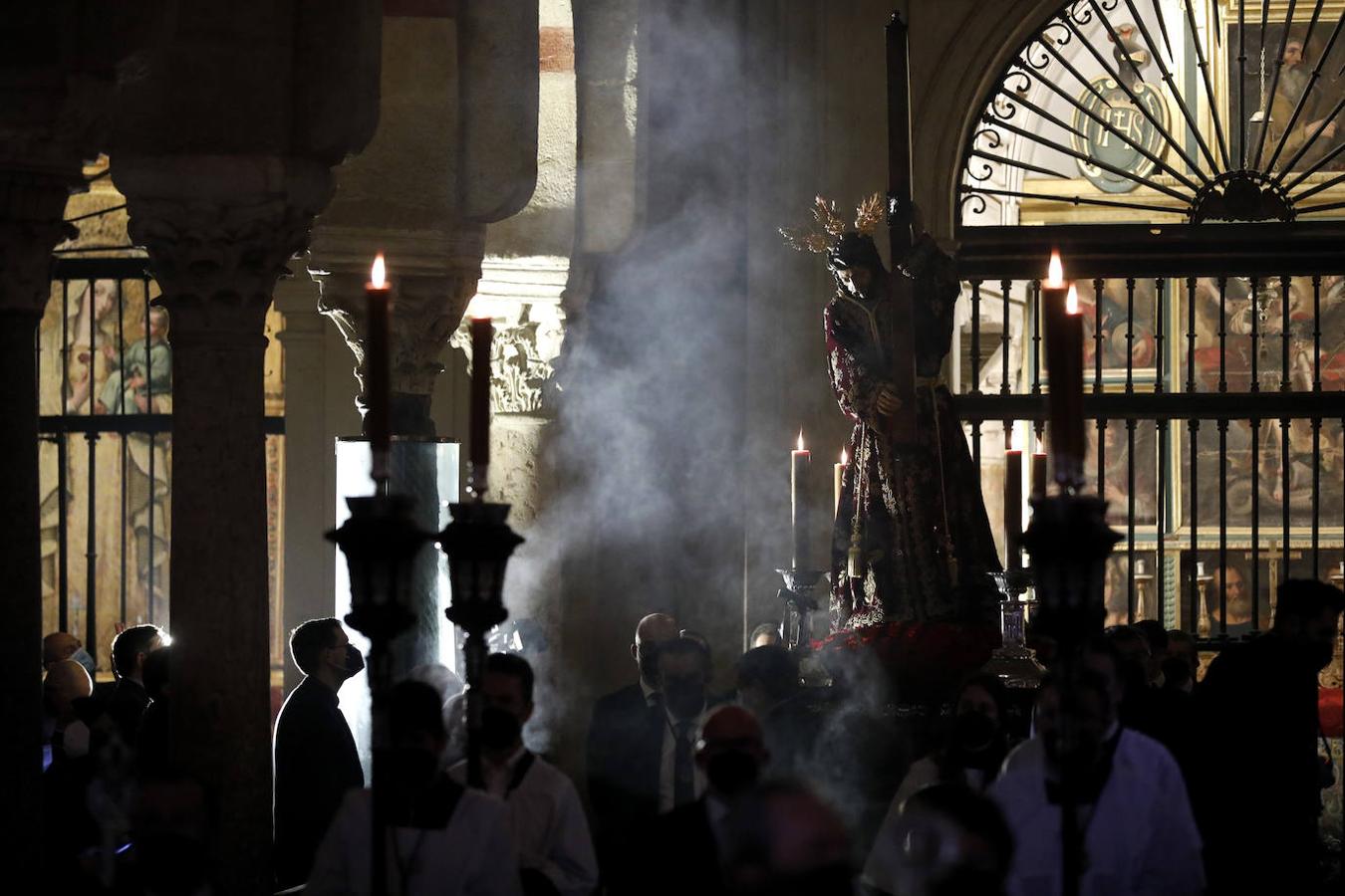 El Vía Crucis de las cofradías de Córdoba, en imágenes