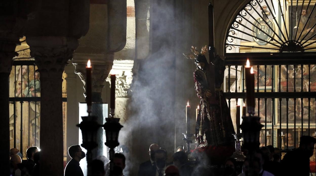 El Vía Crucis de las cofradías de Córdoba, en imágenes