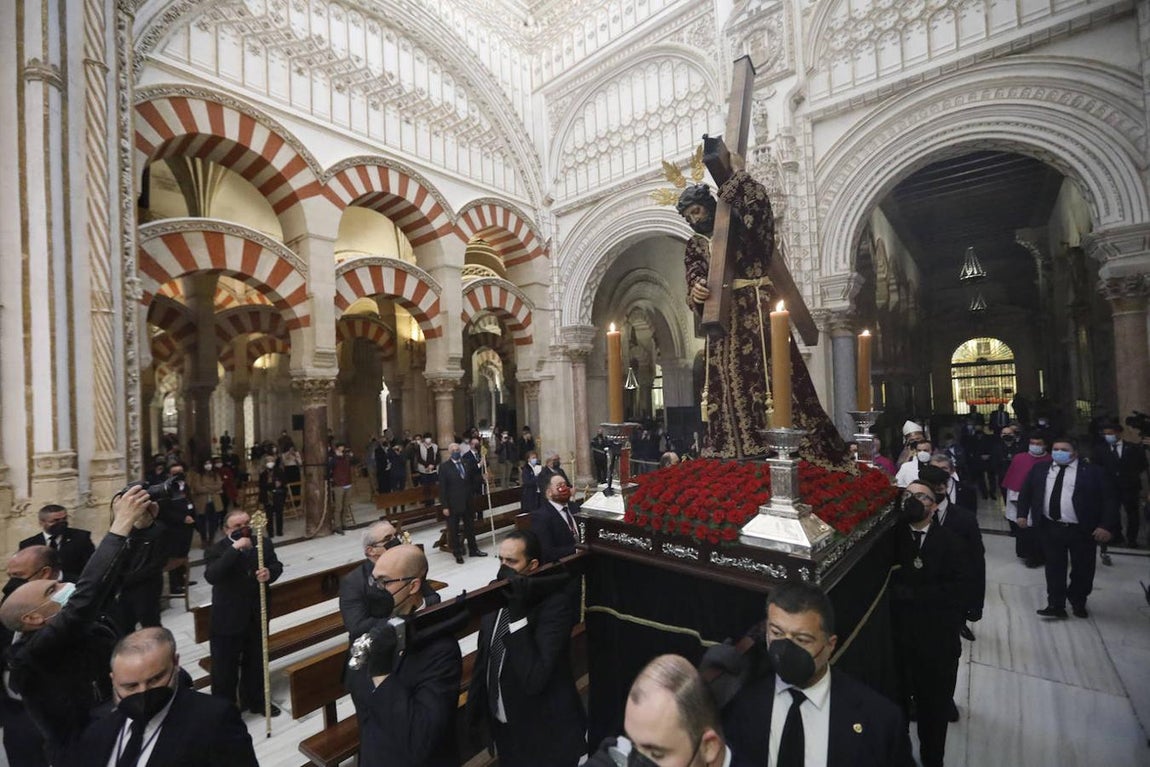El Vía Crucis de las cofradías de Córdoba, en imágenes