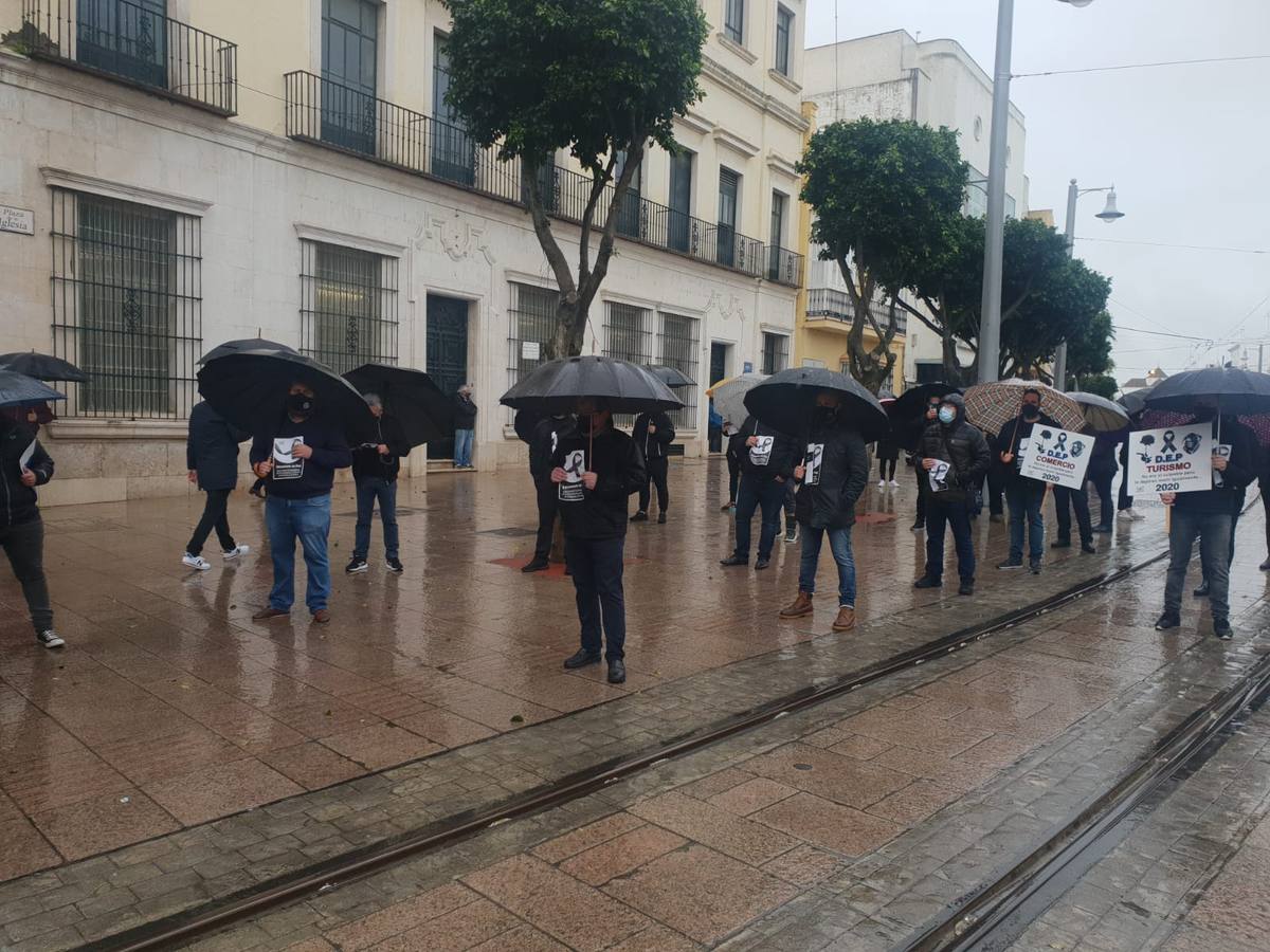 FOTOS: Manifestación en San Fernando ante la falta de ayudas directas a los empresarios locales