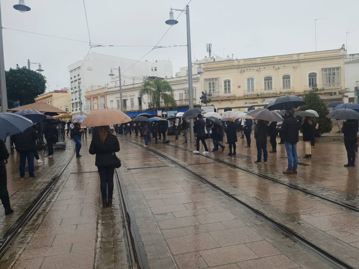 FOTOS: Manifestación en San Fernando ante la falta de ayudas directas a los empresarios locales