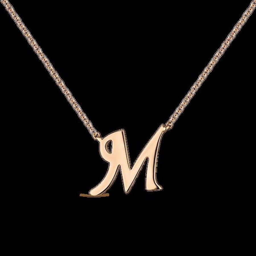 Otra opción con iniciales curvas y reflejos dorados es el colgante Idalia, también de Suárez, elaborado en oro rosa de 18 quilates (435€).. 