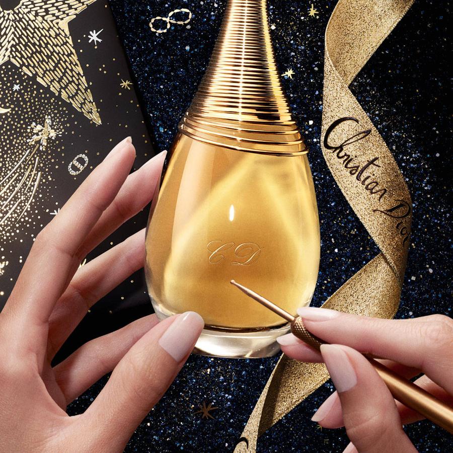 Dior también ofrece personalizar sus fragancias con las iniciales de la destinataria, tanto en sus puntos de venta como a través de su nuevo 'ecommerce' de lujo. Este servicio, que se suma al exquisito envoltorio de los productos de la 'Maison', se extiende a las barras de labios, coloretes y sombras de ojos.. 