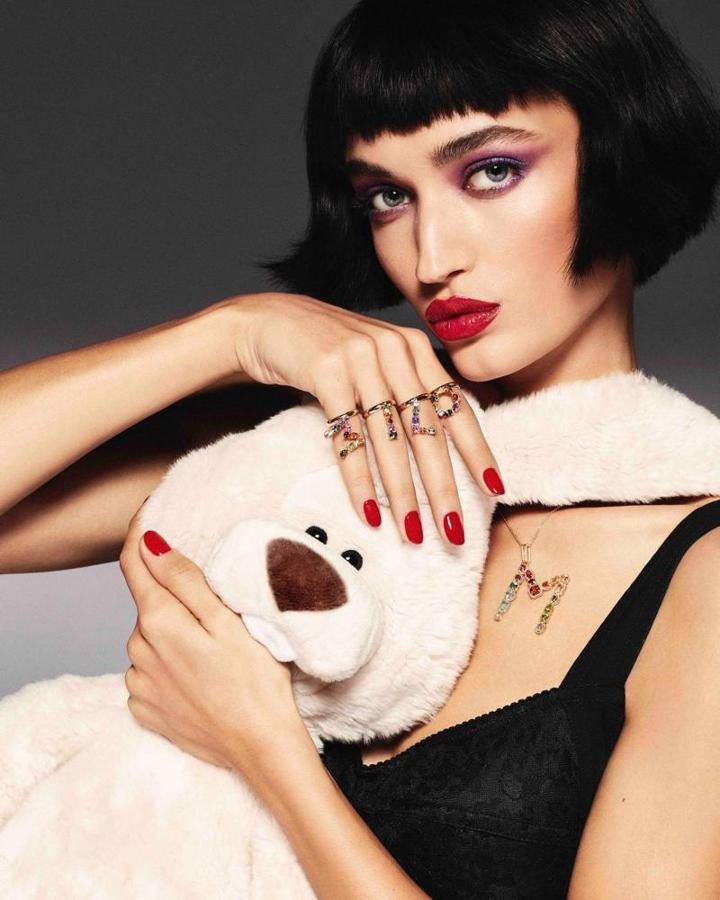 Las nuevas joyas personalizadas de D&amp;G recorren el alfabeto con piedras preciosas de variados colores. La campaña está hecha por la fotógrafa Nima Benati y protagonizada por las modelos Beatrice Brusco y Diarra Ndiaye, junto a animales de peluche.. 