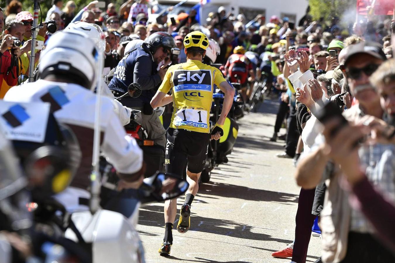 La carrera de Froome en el Tour. En la edición de 2016, el ciclista británico, en plena refriega en el Mont Ventoux, decidió tras una caída comenzar a correr a pie, algo que no está permitido. Fueron unos segundos, pero el fotograma es historia de la competición.