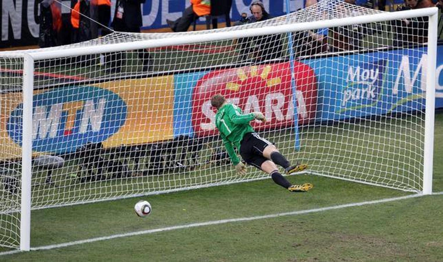 El gol fantasma de Lampard en Sudáfrica. Ganaba 2-1 Alemania a Inglaterra en el minuto 38 de los octavos de final. El disparo del centrocampista entró claramente en la portería de Neuer, pero el árbitro nunca lo dio por válido. Los germanos se acabarían imponiendo 4 a 1. El Mundial de de 2010 fue una pesadilla para los ingleses, pero el gol del Lampard pudo cambiar su historia en el torneo.