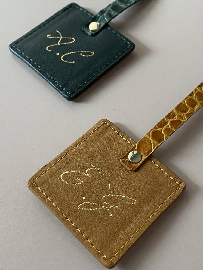 El furor por las iniciales en los objetos personales se extiende a todo tipo de complementos, como es el caso de bolsos, carteras, monederos, neceseres y estas originales etiquetas para equipajes de Leandra, fabricados en cuero de alta calidad y con espíritu artesanal. Leandra tiene la peculiaridad de haber contratado a la ilustradora y calígrafa Laura Velasco para este servicio único, exclusivo y manual.. 