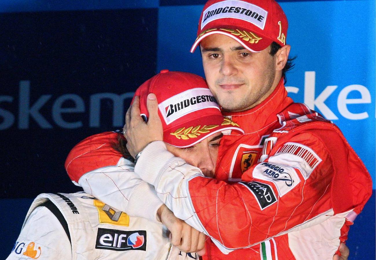 El padre de Massa celebró antes de tiempo. Las familias de los deportistas tampoco están exentas. El piloto brasileño estuvo a punto de coronarse campeón de F1 en su país en 2008, pero un adelantamiento de Hamilton en la última vuelta dio un vuelco a la clasificación. Mientras el equipo de Ferrari se compadecía, las cámaras enfocaban al progenitor de Massa, que celebraba una victoria que nunca existió.