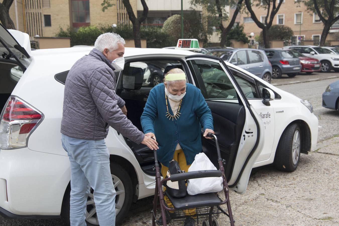 Los mayores de la residencia Heliópolis durante su salida