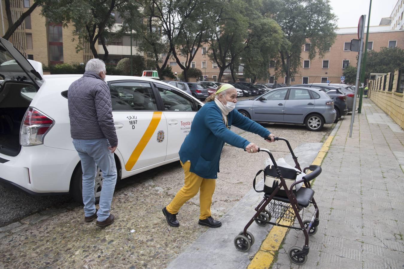 Los mayores de la residencia Heliópolis durante su salida