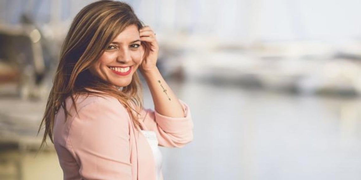 Laura Chica, para abrazarse sin condiciones. Laura Chica es psicóloga y coach, consultora, conferenciante y formadora. Especializada en desarrollo de personas y equipos, visibilidad y psicología positiva e inteligencia emocional. Licenciada en Psicología por la Universidad de Málaga, experta en Criminología, Master en Sexología y Terapia de parejas, MBA por ESESA y master en Dirección de Recursos Humanos. Es autora de los libros «¿Quién eres tú?», «Tu futuro es HOY» (con Francisco Alcaide), «Pon un coach en tu vida», «Palabras para encontrarte» y recientemente «<a href="https://www.abc.es/bienestar/psicologia-sexo/psicologia/abci-laura-chica-sobre-autoamor-si-conocieras-realmente-querrias-mucho-mas-quieres-202101270259_noticia.html">Autoamor</a>».