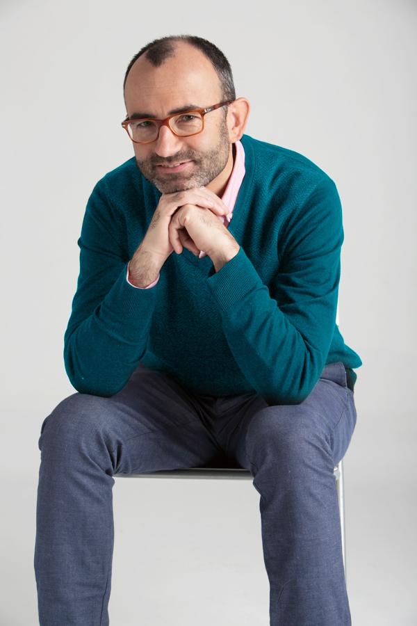 Rafael Santandreu, para provocar una reacción en ti. Rafael Santandreu es uno de los psicólogos más prestigiosos del país, con consultas on line y presenciales en Barcelona y en Madrid. Sus libros «El arte de no amargarse la vida», «Las gafas de la felicidad», «Ser feliz en Alaska» y «Nada es tan terrible» se han convertido en referentes de la psicología. Se caracteriza por su <a href="https://www.abc.es/bienestar/psicologia-sexo/psicologia/abci-rafael-santandreu-olvidado-hace-felices-porque-hemos-vuelto-mas-exigentes-202102170307_noticia.html">lenguaje sencillo </a>y por su gusto por usar anécdotas y neologismos de creación propia como «terribilitis» o «bastantidad», así como eslóganes provocativos como «La vida es un chollo». En la actualidad reparte su trabajo entre la psicoterapia con pacientes y la formación de médicos y psicólogos.