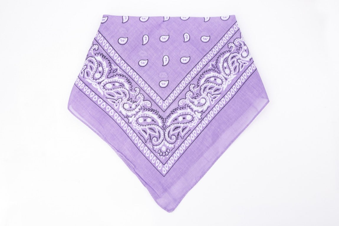 Bandana para cubrir la mascarilla de Salvador Bachiller en color lila (6€)