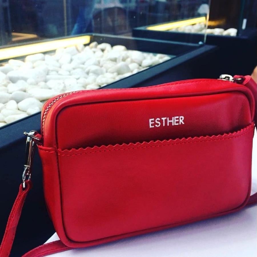 Los bolsos son, tal vez, los artículos más personalizados con nombres e iniciales. Lacambra ofrece este servicio desde sus inicios, hace ya una década. La firma fabrica bolsos de piel en 30 colores y graba las letras con calor, en bajorrelieve o en plata.. 