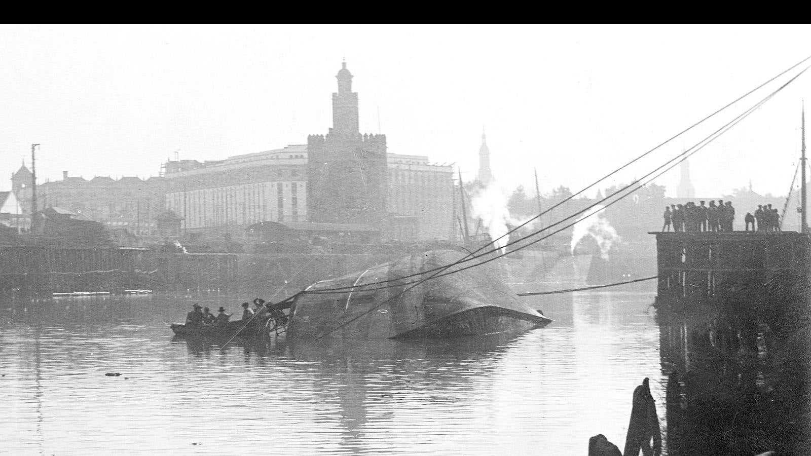 La Torre del Oro es testigo del naufragio del vapor pesquero «Carmen de Carranza», en 1928, lo que constituyó un sonado episodio de la época