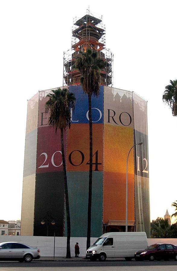 Entre 2004 y 2005, la Torre del Oro fue sometida a un proceso de restauración para devolverle el «áureo» aspecto que presentara en sus orígenes, allá por 1220. Los trabajos ascendieron a 820.000 euros