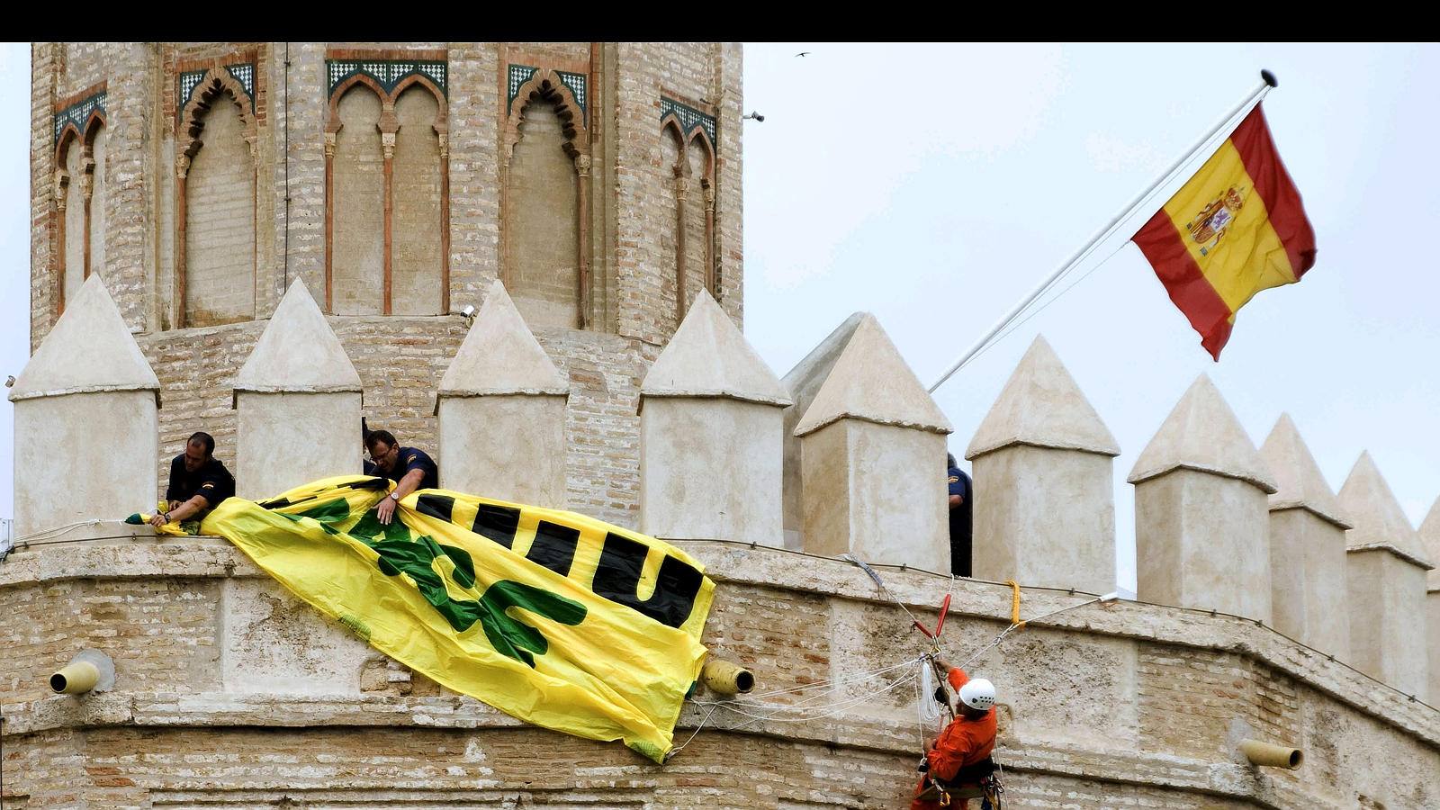 La Torre del Oro también ha sido escenario de protestas sociales. En 2009, un grupo de actviistas de Greenpeace escalaron el monumento para colgar una pancarta, de más de 70 metros, contra el cambio climático. Los cuerpos de Policía y Bomberos impidieron el acto